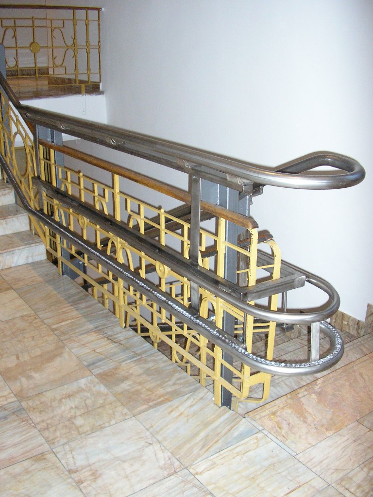 rovná dráha šikmej schodiskovej plošiny