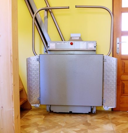Zaberá max. 30 cm od steny