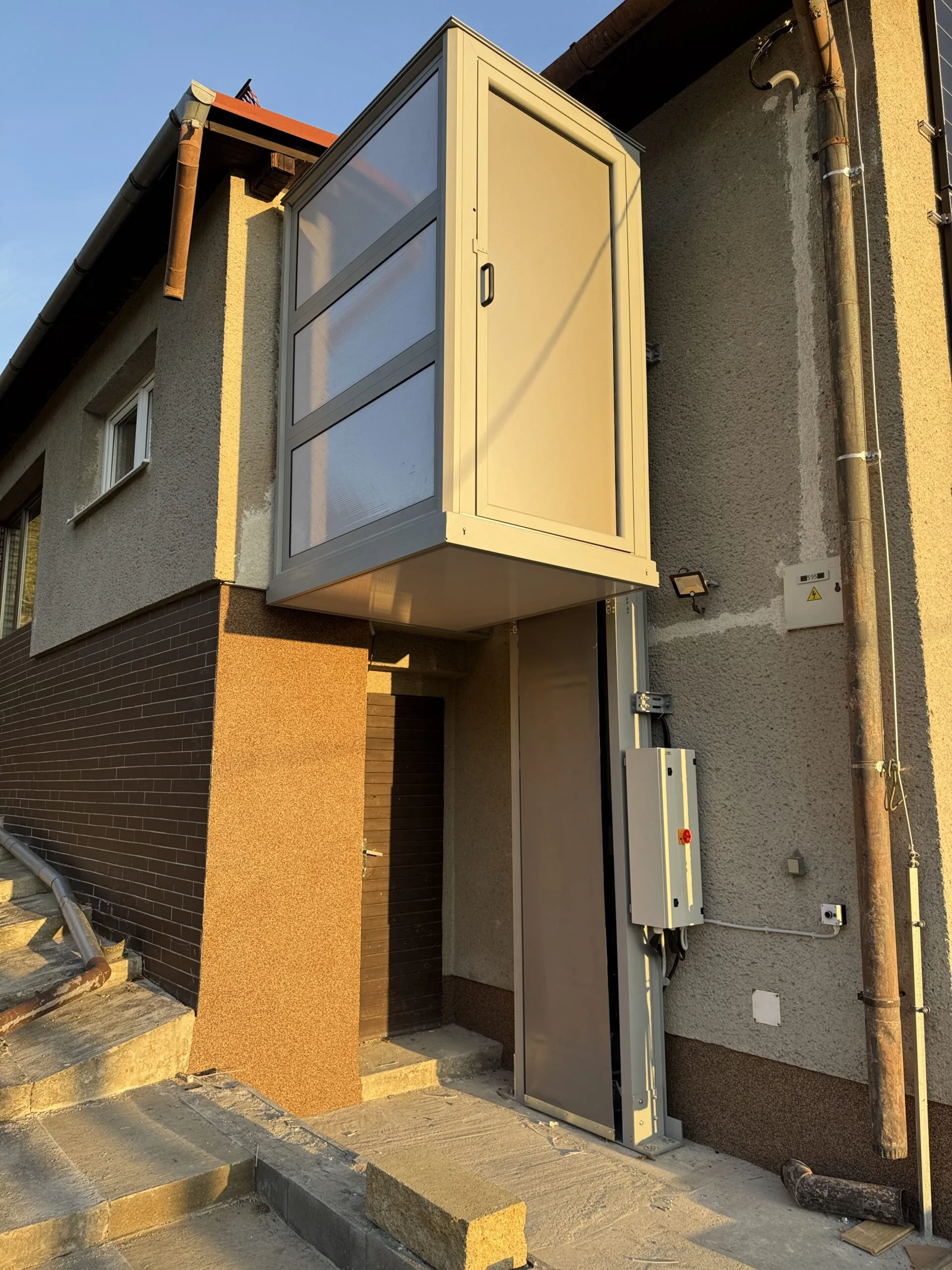 Zdvíhacia plošina s hydraulickým pohonom UN934 celokabína - je to tam